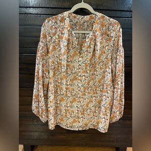 Women’s top with bishop sleeves